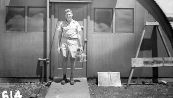 Ini adalah fisikawan Harold Agnew yang memegang inti nuklir dari bom atom Fat Man, yang dijatuhkan di Nagasaki pada tahun 1945. Bom tersebut akhirnya menewaskan sekitar 80.000 orang, banyak di antaranya meninggal akibat efek jangka panjang yang ditimbulkan oleh bom tersebut, seperti penyakit radiasi dan leukemia. Foto: Bored Panda