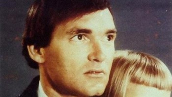 Ini foto Franklin Delano Floyd. Gadis kecil itu, Suzanne Marie Sevakis, diculiknya sekitar tahun 1974, saat Suzanne berusia di bawah 10 tahun. Dia membesarkannya sebagai putrinya, menyekolahkannya dengan beberapa nama samaran, memiliki putra bersamanya dan menikahinya dengan nama Tonya Hughes. Tahun 1990, Suzanne meninggalkan Floyd dan membawa putranya, Michael. Bulan April tahun itu, dia ditemukan dipukuli di pinggir jalan raya, dan meninggal di rumah sakit. Michael pergi ke panti asuhan dan diadopsi, tapi diculik oleh Floyd tahun 1994 dan tak pernah terlihat lagi. Foto: Bored Panda