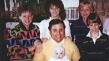 Ini adalah pembunuh berantai John Edward Robinson (sweter kuning) yang menggendong bayi Tiffany Stasi, yang ibunya dia bunuh sehari sebelumnya. Dia kemudian memberikan bayi Tiffany kepada saudara laki-lakinya, dengan mengatakan dia diadopsi. Kakaknya, bersama dengan Tiffany, tidak menemukan kebenaran selama 15 tahun. Hanya delapan korbannya yang telah diidentifikasi, dan dia dijatuhi hukuman mati sejak tahun 2000. Foto: Bored Panda