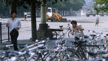 Lihat apa yang ada di latar belakang, di kanan atas. Itu adalah sosok Tank Man di pembantaian Lapangan Tiananmen. Dianggap sebagai Wang Weilin, foto ini diambil beberapa menit sebelum foto yang terkenal diambil. Tidak ada yang tahu apa yang terjadi pada Weilin. Dia mungkin dieksekusi, mungkin masih di penjara, dia mungkin juga melarikan diri ke negara lain. Foto: Bored Panda