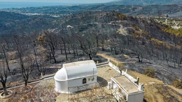 Foto Udara Pulau Wisata di Yunani Hangus Dilalap Kebakaran Hutan An aerial view of burned land by the sea, as a wildfire burns on the island of Rhodes, Greece, July 27, 2023. REUTERS/Nicolas Economou