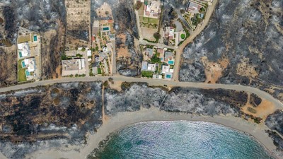 Foto Udara Pulau Wisata di Yunani, Hangus Dilalap Api