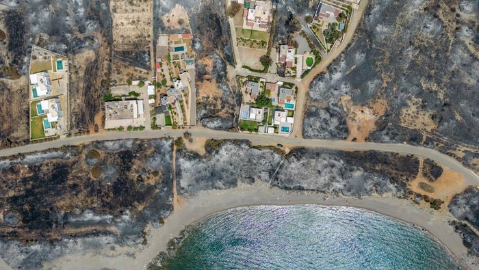 Foto Udara Pulau Wisata di Yunani Hangus Dilalap Kebakaran Hutan An aerial view of burned land by the sea, as a wildfire burns on the island of Rhodes, Greece, July 27, 2023. REUTERS/Nicolas Economou