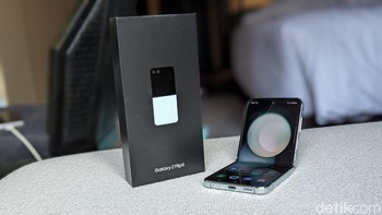Samsung Galaxy Z Flip 5 sudah dapat dipesan lewat pre order sejak 26 Juli hingga 17 Agustus 2023. Ponsel ini dibanderol dengan harga mulai dari Rp 15.999.000. Foto: Adi Fida Rahman/detikINET