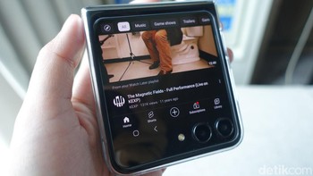 Dengan ukuran layar yang lebih besar tentu fungsi cover screen ini jadi lebih banyak. Kini pengguna bisa mengakses 11 widget, mengambil selfie dengan preview yang lebih besar, bahkan mengakses aplikasi populer seperti WhatsApp dan YouTube tanpa perlu membuka layar ponsel. Foto: Virgina Maulita Putri/detikINET