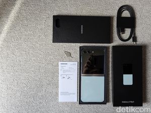 Unboxing Samsung Galaxy Z Flip 5 yang Tampilannya Makin Segar
