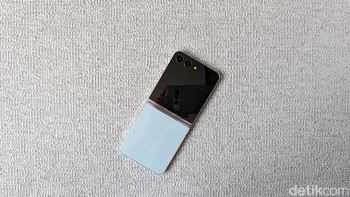 Samsung Galaxy Z Flip 5 dalam varian warna Mint yang merupakan warna jagoan dari seri ini. Foto: Virgina Maulita Putri/detikINET