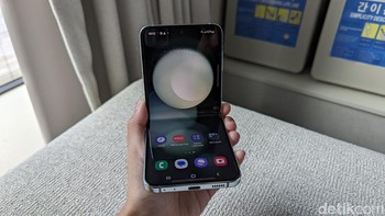 Layar utamanya menggunakan panel Dynamic AMOLED 2X berukuran 6,7 inch dengan adaptive refresh rate 120Hz, masih sama seperti generasi sebelumnya. Foto: Virgina Maulita Putri/detikINET