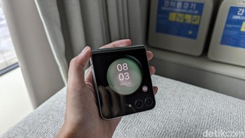 Tapi jangan sedih karena layar eksternal atau cover screen Galaxy Z Flip 5 kini jadi makin besar. Foto: Virgina Maulita Putri/detikINET