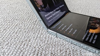 Galaxy Z Flip 5 sendiri ditenagai chipset Snapdragon 8 Gen 2 dengan RAM 8GB dan memori internal hingga 512GB. Konfigurasi kameranya masih sama dengan kamera utama 12 MP dan kamera ultra-wide 12 MP. Foto: Virgina Maulita Putri/detikINET