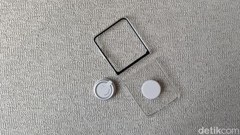 Samsung juga menyediakan Clear Gadget Case atau case bening transparan dengan fitur dudukan untuk Galaxy Z Flip 5. Foto: Adi Fida Rahman/detikINET