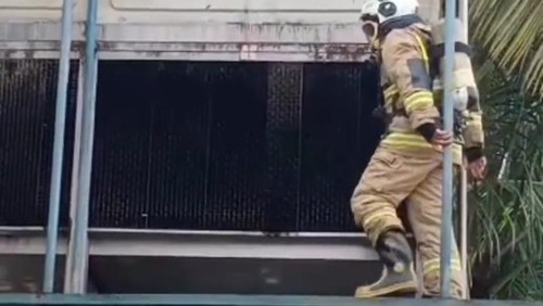 Petugas Damkar Badung menangani kebocoran pipa amoniak di pabrik es di Mengwi, Badung, Jumat (28/7/2023) siang.