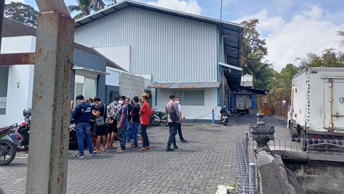Situasi pabrik es di Jalan Raya Denpasar-Singaraja, Desa Werdi Bhuwana, Mengwi, Badung, didatangi polisi setelah pipa gas amoniak bocor, Jumat (28/7/2023).
