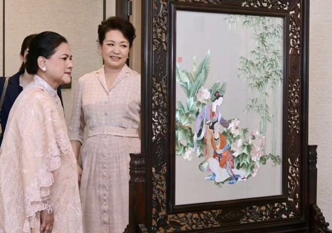 Penampilannya pun mengundang pujian dari netizen di Instagram Jokowi. “Ibu Iriana bajunya cantik banget. Cocok banget lagi,” bunyi salah satu komentar. Ada pula yang menulis, “Bu Iriana anggun sekali outfitnya.” (Foto: Instagram/@jokowi)