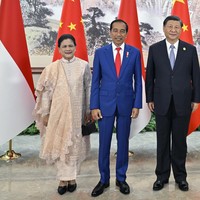 Warna peach busana Ibu Iriana juga memberi impresi keakraban antara kedua ibu negara. Pasalnya, Madam Peng memakai busana dengan warna yang sama. (Foto: Yin Bogu/Xinhua via AP)