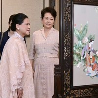 Penampilannya pun mengundang pujian dari netizen di Instagram Jokowi. “Ibu Iriana bajunya cantik banget. Cocok banget lagi,” bunyi salah satu komentar. Ada pula yang menulis, “Bu Iriana anggun sekali outfitnya.” (Foto: Instagram/@jokowi)