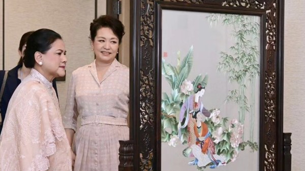 7 Gaya Iriana Jokowi Minum Teh Bareng Ibu Negara China, Anggun dan Elegan