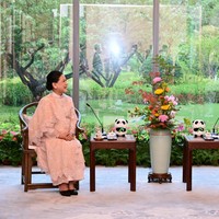 Busana Ibu Iriana hadir dalam siluet kebaya panjang dengan material lace yang mendominasi sehingga sukses memancarkan aura keanggunannya. (Foto: Dok. BPMI Setpres RI)