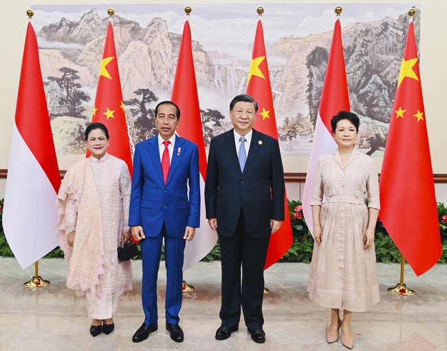 Gaun bersiluet kebaya menjadi andalan. Gaun dari label Tanda Mata tersebut hadir dengan kerah cheongsam yang memberi kesan sebuah bentuk apresiasi terhadap budaya China. (Foto: Laily Rachev/Indonesian Presidential Palace via AP)