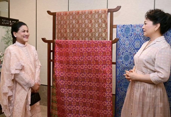 Tampilan kebaya juga dipertegas dengan dekorasi menyerupai selendang yang tersampir di bahu kanannya. (Foto: Instagram/@jokowi)