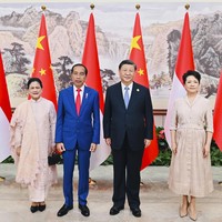 Gaun bersiluet kebaya menjadi andalan. Gaun dari label Tanda Mata tersebut hadir dengan kerah cheongsam yang memberi kesan sebuah bentuk apresiasi terhadap budaya China. (Foto: Laily Rachev/Indonesian Presidential Palace via AP)