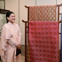 Tampilan kebaya juga dipertegas dengan dekorasi menyerupai selendang yang tersampir di bahu kanannya. (Foto: Instagram/@jokowi)