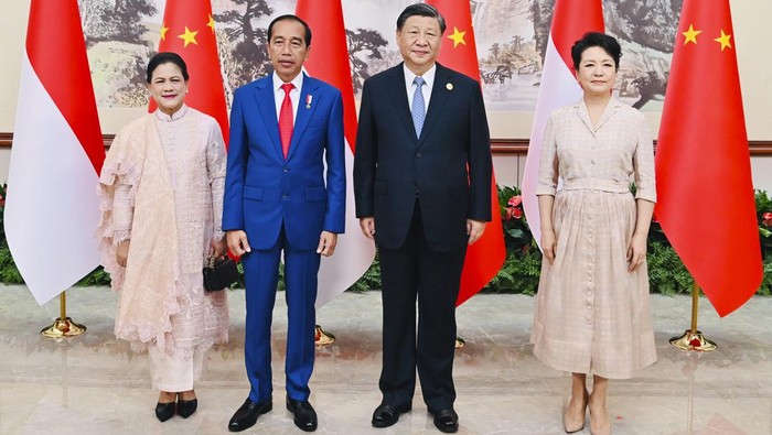 In this photo released by the Press and Media Bureau of the Indonesian Presidential Palace, Indonesian President Joko Widodo, second left, and his wife Iriana, left, pose with Chinese President Xi Jinping, second right, and his wife Peng Liyuan, right during their meeting in Chengdu, China, Thursday, July 27, 2023.(Laily Rachev/Indonesian Presidential Palace via AP)
