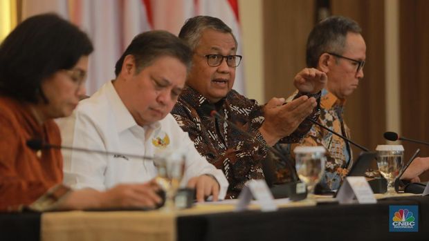 Gubernur Bank Indonesia Perry Warjiyo saat Konferensi Pers Devisa Hasil Ekspor (DHE) di Selasar Kretagama, Jakarta,  Jumat (28/7/2023). (CNBC Indonesia, Muhammad Sabki)