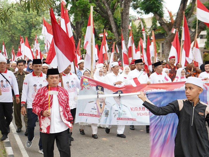 Gubernur Jambi Al Haris pimpin kirab bendera.