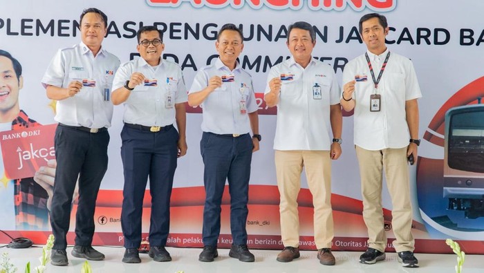 Horee... JakCard Kini Bisa Digunakan Naik KRL Bank DKI bekerja sama PT Kereta Commuter Indonesia (KCI) dalam menghadirkan kemudahan tiket perjalanan kereta commuter line (KRL). Kini, JakCard bisa dipakai untuk naik atau bayar tiket KRL.