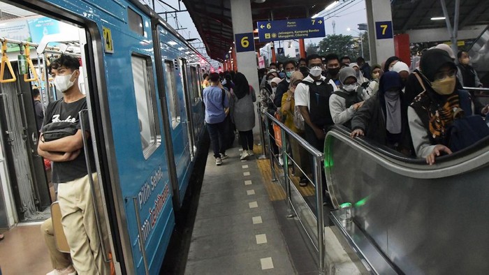 Horee... JakCard Kini Bisa Digunakan Naik KRL Bank DKI bekerja sama PT Kereta Commuter Indonesia (KCI) dalam menghadirkan kemudahan tiket perjalanan kereta commuter line (KRL). Kini, JakCard bisa dipakai untuk naik atau bayar tiket KRL.
