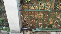 Pintu masuk yang sempat rusak terlihat sudah diperbaiki (Kurniawan F/detikcom)
