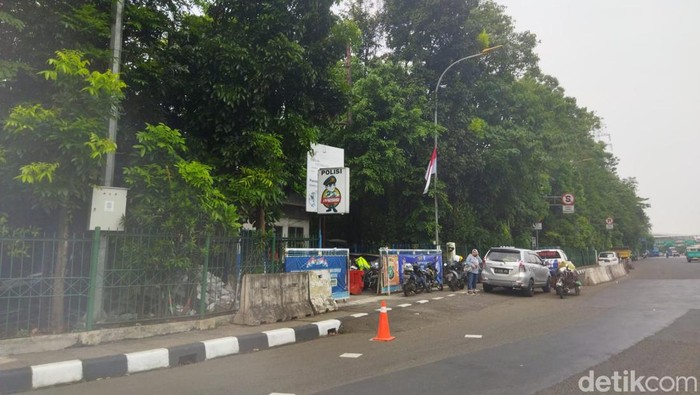 Hutan Kota UKI yang berada Kelurahan Kebon Pala, Kecamatan Makasar, Jakarta Timur (Jaktim) kini dijaga Satpol PP. Pos jaga didirikan di dekat pintu masuk. (Kurniawan F/detikcom)