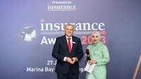 Tim Charlton, CEO Charlton Media Group memberikan penghargaan secara simbolis kepada Lailatul Mauliyah Zubaidah, Head of Marketing, Customer and Corporate Communications Prudential Syariah (kanan) sebagai perwakilan Prudential Syariah yang menerima dengan kategori “International Sharia Life Insurer of the Year” di Singapura, Jumat (28/7/2023). 