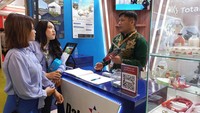 Seorang pekerja menjelaskan terkait produk bahan peledak untuk pencarian minyak bumi di Jakarta, Jumat (28/7/2023). Produk ini memiliki VOD (Velocity of Detonation) yang tinggi dan umur pakai yang lebih panjang.
