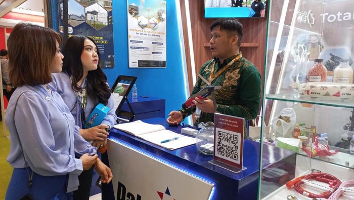 Ini Wujud Bahan Peledak yang Dipakai buat Cari Minyak Bumi DAHANA memamerkan produk bahan peledak andalannya di sektor minyak dan gas seperti Dayagel Seismic untuk survei seismic pencarian minyak bumi.