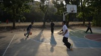 Sejumlah santri berlatih bola basket di GOR Ponpes Al Zaytun, Gantar, Indramayu, Jawa Barat, Kamis (27/7/2023).