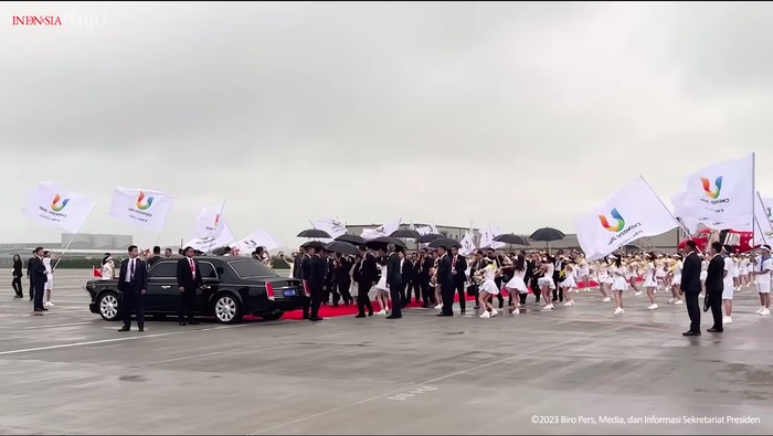 Jokowi tiba di Chengdu dijemput mobil China