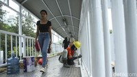 Dalam pengerjaannya petugas mengamplas cat lama dan dicat dengan cat baru.