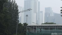Meski dalam pengerjaan, penumpang TransJakarta tetap dapat menggunakan moda transportasi TransJakarta.