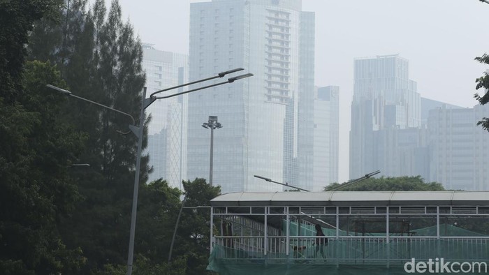 Pekerja menyelesaikan peremajaan halte TransJakarta di halte Bendungan Hilir, Jakarta, Jumat (28/7/2023).