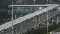 Diketahui panjang halte Benhil ini mencapai 450 meter hingga ke Skywalk Semanggi.  