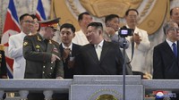 Seperti dilansir Reuters, Jumat (28/7/2023), pemimpin tertinggi Korut Kim Jong Un mengawasi langsung parade militer itu, yang juga disaksikan oleh delegasi asing dari Rusia dan China. Menteri Pertahanan (Menhan) Rusia Sergei Shoigu memimpin langsung delegasi Rusia yang berkunjung ke Pyongyang.  