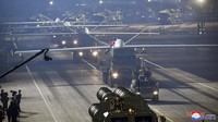 Sejumlah rudal dan drone tempur ditampilkan dalam parade militer memperingati 70 tahun berakhirnya Perang Korea di Lapangan Kim Il Sung, Pyongyang, Korea Utara, Kamis (27/7/2023).  
