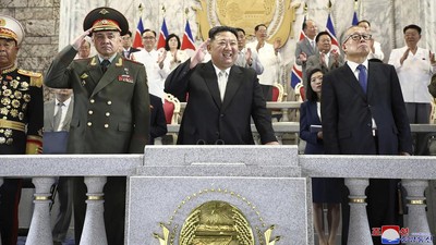 Jumawa Kim Jong Un Pamer Rudal Nuklir-Drone Tempur ke Menhan Rusia