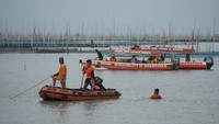 Tim penyelamat mencari korban kapal penumpang yang terbalik di Rizal, Filipina, Jumat (28/7/2023). Penjaga pantai dan polisi mengatakan upaya pencarian dan penyelamatan telah dilanjutkan setelah jeda Kamis malam.