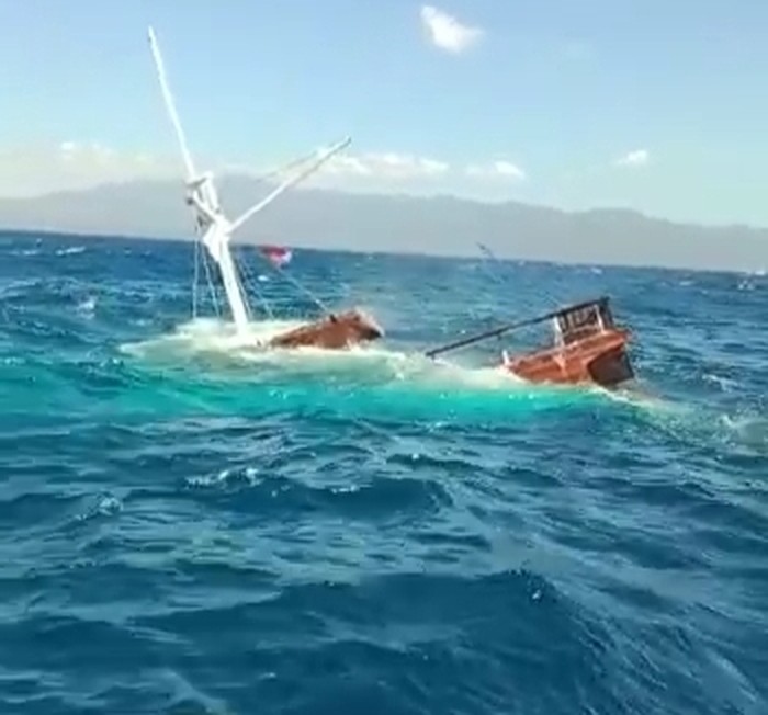kapal wisata yang tenggelam di laut Sangiang Sape Bima.