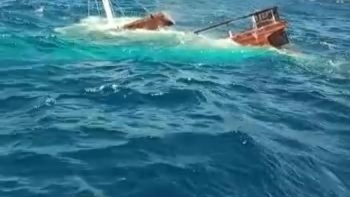 kapal wisata yang tenggelam di laut Sangiang Sape Bima.