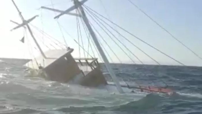 Kapal wisata tenggelam di Selat Sape, Jumat (28/7/2023). Kapal tersebut hendak menuju Labuan Bajo, Manggarai Barat, NTT setelah diperbaiki di Bima, NTB.