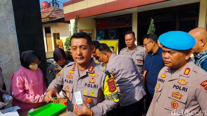 Kapolres Cimahi Tunjukkan Hasil Tes Urine